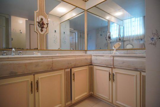 Banheiro da Suíte de apartamento à venda com 3 quartos, 500m² em Rio Branco, Porto Alegre