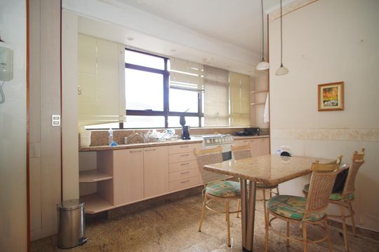 Cozinha de apartamento à venda com 3 quartos, 500m² em Rio Branco, Porto Alegre