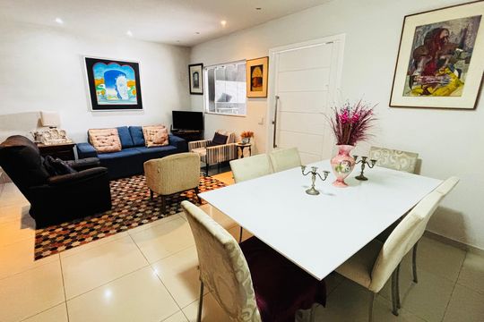Sala de casa de condomínio para alugar com 5 quartos, 196m² em Vargem Pequena, Rio de Janeiro