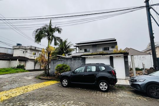 Fachada de casa de condomínio para alugar com 5 quartos, 196m² em Vargem Pequena, Rio de Janeiro