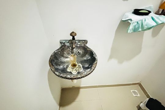 Lavabo de casa de condomínio para alugar com 5 quartos, 196m² em Vargem Pequena, Rio de Janeiro