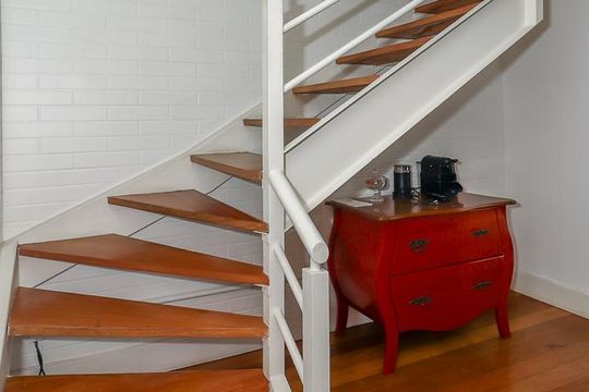 Escada de apartamento para alugar com 1 quarto, 104m² em Moinhos de Vento, Porto Alegre
