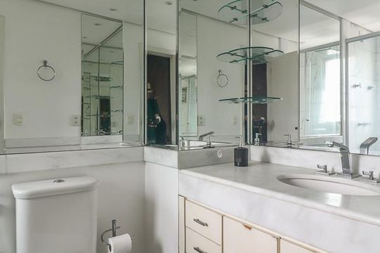 Banheiro da Suíte de apartamento para alugar com 1 quarto, 104m² em Moinhos de Vento, Porto Alegre