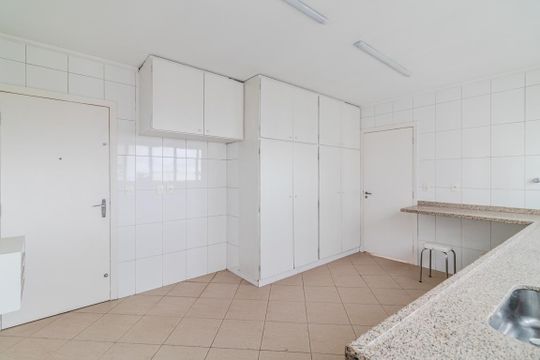 Cozinha de apartamento à venda com 3 quartos, 216m² em Moema, São Paulo