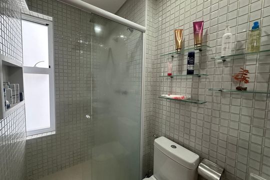Banheiro da Suíte de apartamento à venda com 2 quartos, 72m² em Melville Empresarial Ii, Barueri