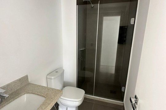 Banheiro Suíte de apartamento à venda com 2 quartos, 56m² em São Sebastião, Porto Alegre
