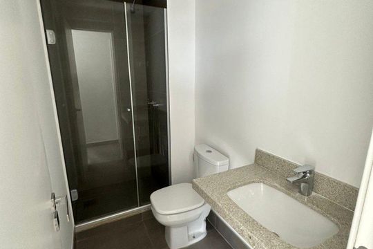 Banheiro de apartamento à venda com 2 quartos, 56m² em São Sebastião, Porto Alegre