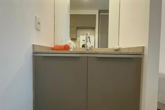Banheiro de kitnet/studio para alugar com 1 quarto, 23m² em Vila Madalena, São Paulo