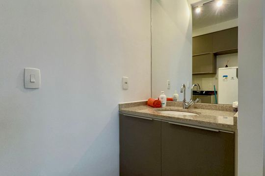 Banheiro de kitnet/studio para alugar com 1 quarto, 23m² em Vila Madalena, São Paulo