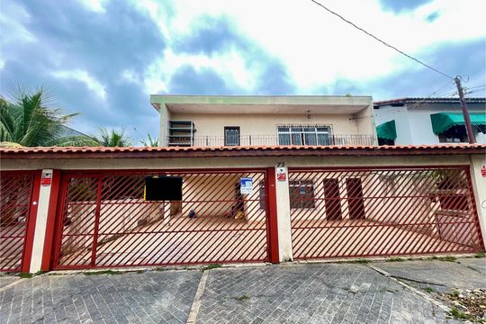 Placa instalada na fachada do imóvel de casa à venda com 6 quartos, 400m² em Vila Barros, Guarulhos