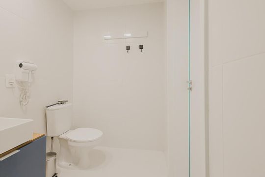 Banheiro de kitnet/studio à venda com 1 quarto, 33m² em Sumaré, São Paulo