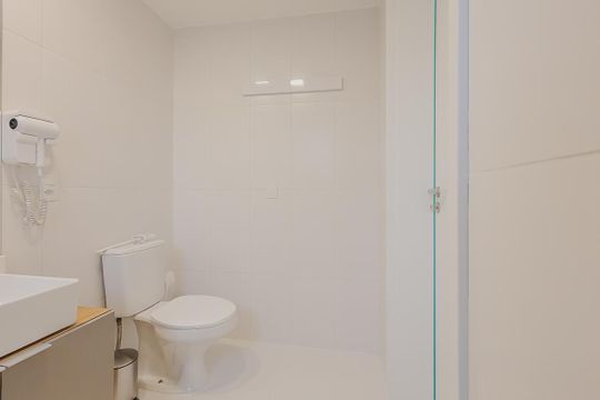 Banheiro de kitnet/studio à venda com 1 quarto, 33m² em Sumaré, São Paulo