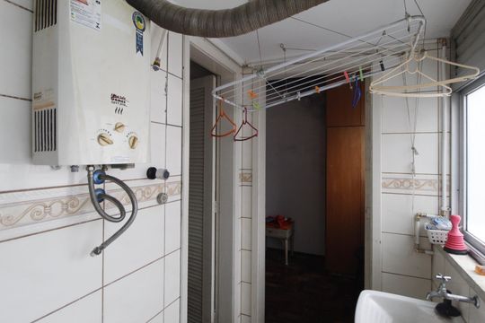 Banheiro de serviço de apartamento à venda com 2 quartos, 115m² em Auxiliadora, Porto Alegre