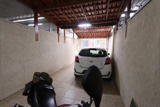 Garagem de casa à venda com 2 quartos, 220m² em Vila Tolstoi, São Paulo