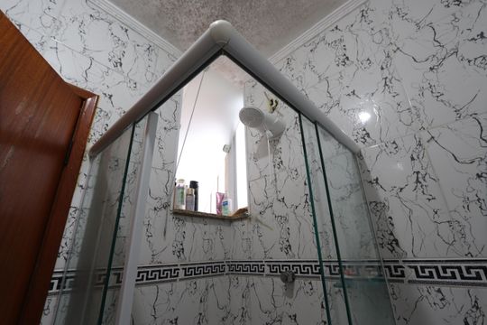 Banheiro da Suíte de casa à venda com 2 quartos, 220m² em Vila Tolstoi, São Paulo
