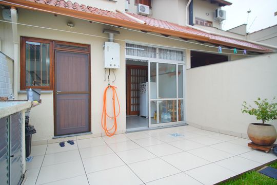 Fundos da Casa de casa à venda com 3 quartos, 220m² em Jardim Sabará, Porto Alegre