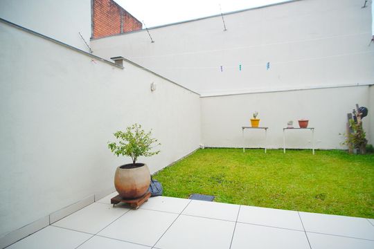 Quintal de casa à venda com 3 quartos, 220m² em Jardim Sabará, Porto Alegre