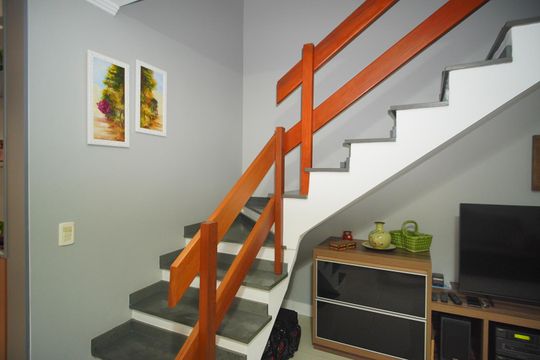 Escada - 2o Piso de casa à venda com 3 quartos, 220m² em Jardim Sabará, Porto Alegre