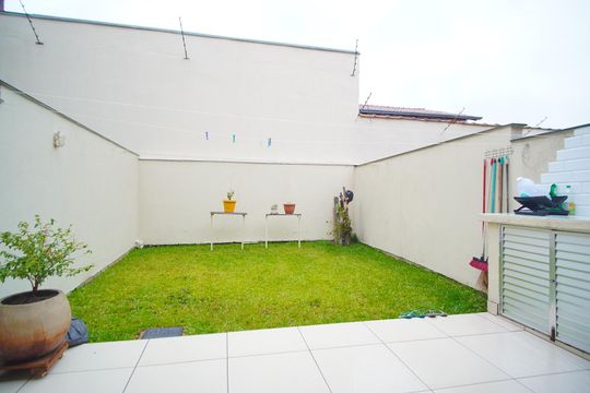 Quintal de casa à venda com 3 quartos, 220m² em Jardim Sabará, Porto Alegre