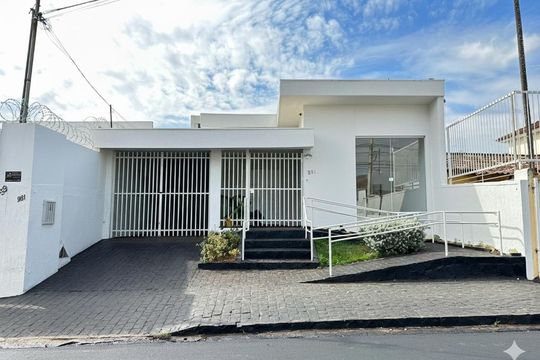 Fachada de casa para alugar com 8 quartos, 406m² em Centro, Uberlândia
