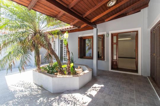 Entrada de casa para alugar com 3 quartos, 341m² em Ipanema, Porto Alegre