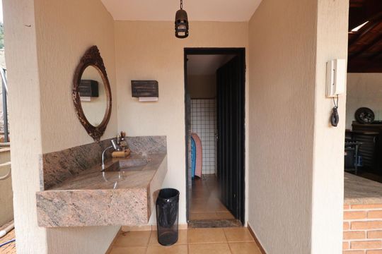 Banheiro da Área comum - Piscina de casa para alugar com 7 quartos, 560m² em Republica, Ribeirão Preto