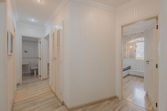 Corredor de apartamento para alugar com 3 quartos, 108m² em Cerqueira César, São Paulo