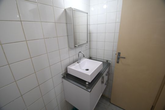 Banheiro de apartamento à venda com 1 quarto, 54m² em Cambuí, Campinas