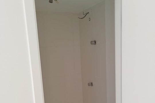 Banheiro de kitnet/studio para alugar com 1 quarto, 17m² em Vila Pereira Barreto, São Paulo
