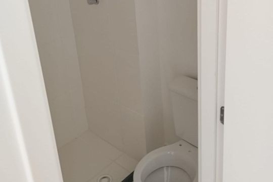 Banheiro de kitnet/studio para alugar com 1 quarto, 17m² em Vila Pereira Barreto, São Paulo