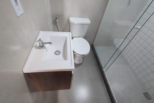 Banheiro de casa de condomínio à venda com 1 quarto, 45m² em Taquara, Rio de Janeiro