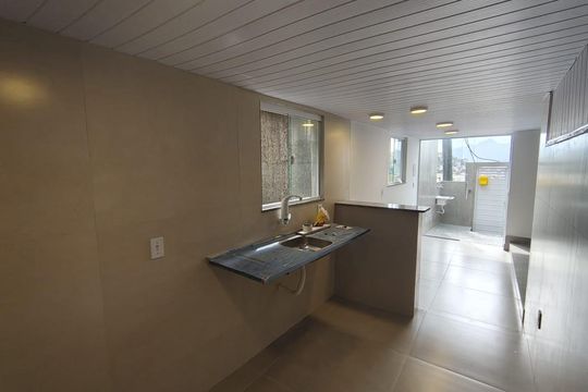 Cozinha de casa de condomínio à venda com 1 quarto, 45m² em Taquara, Rio de Janeiro