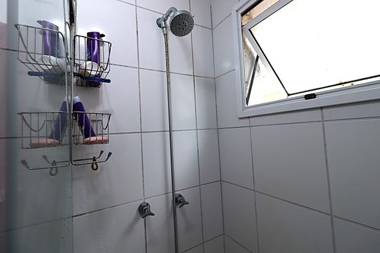 Banheiro da Suíte de apartamento à venda com 3 quartos, 67m² em Humaitá, Porto Alegre