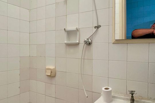 Banheiro de serviço de apartamento à venda com 3 quartos, 180m² em Jardim Paulista, São Paulo