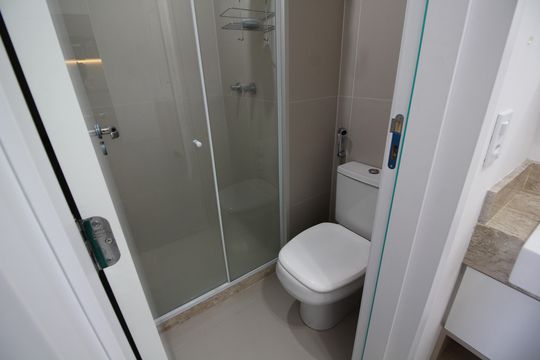 Banheiro de apartamento para alugar com 1 quarto, 34m² em Jacarepaguá, Rio de Janeiro