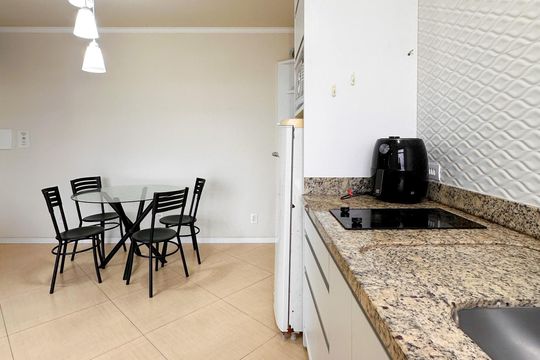 Cozinha de apartamento para alugar com 1 quarto, 70m² em Jurerê, Florianópolis