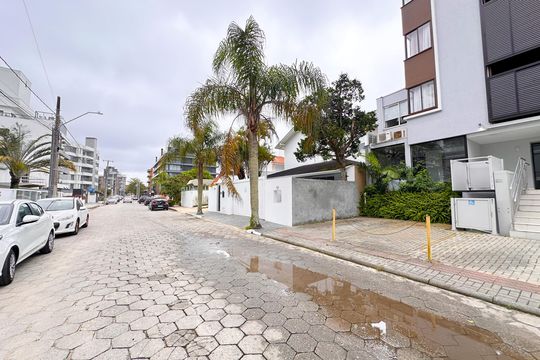 Fachada de apartamento para alugar com 1 quarto, 70m² em Jurerê, Florianópolis