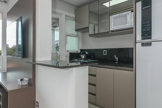 Cozinha de apartamento à venda com 1 quarto, 49m² em Passo da Areia, Porto Alegre