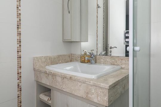 Banheiro de apartamento à venda com 1 quarto, 49m² em Passo da Areia, Porto Alegre