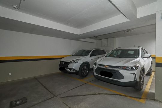 Garagem de apartamento à venda com 1 quarto, 49m² em Passo da Areia, Porto Alegre
