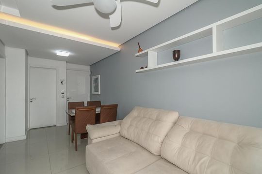 Sala de apartamento à venda com 1 quarto, 49m² em Passo da Areia, Porto Alegre