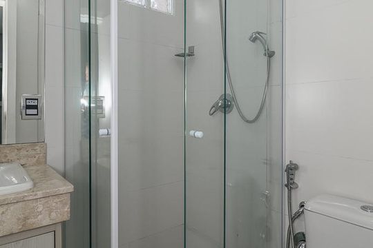 Banheiro de apartamento à venda com 1 quarto, 49m² em Passo da Areia, Porto Alegre