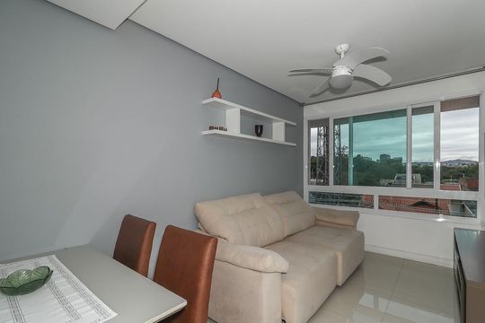 Sala de apartamento à venda com 1 quarto, 49m² em Passo da Areia, Porto Alegre