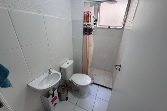 Banheiro de apartamento para alugar com 2 quartos, 42m² em Santos Dumont, São Leopoldo