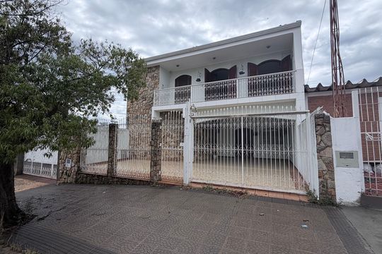 Fachada de casa à venda com 4 quartos, 250m² em Jardim Nova Europa, Campinas