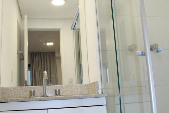 Banheiro social de kitnet/studio para alugar com 1 quarto, 28m² em República, São Paulo