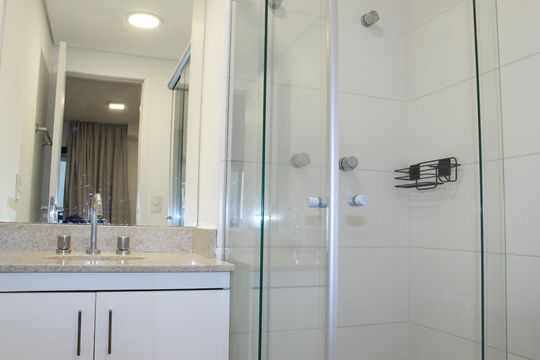 Banheiro social de kitnet/studio para alugar com 1 quarto, 28m² em República, São Paulo