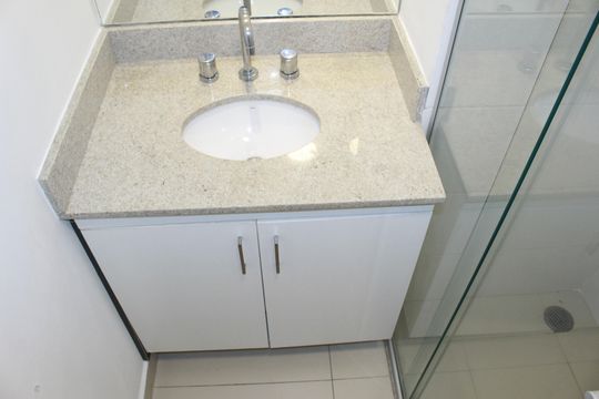 Banheiro social de kitnet/studio para alugar com 1 quarto, 28m² em República, São Paulo