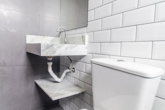 Banheiro de kitnet/studio para alugar com 1 quarto, 25m² em Jardim das Belezas, Carapicuíba