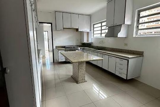 Casa à venda com 5 quartos, 280m² em Vila Gumercindo, São Paulo